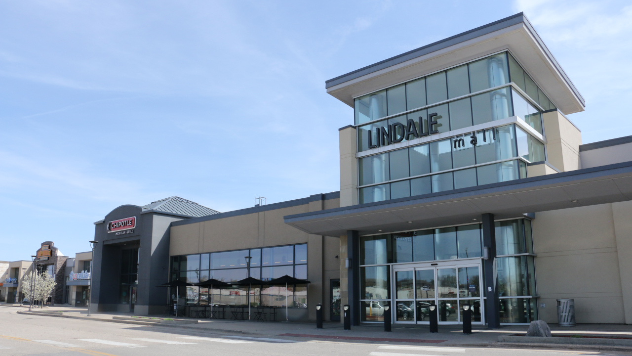 Lindale Mall entrance