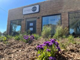 1200 Ellis Blvd. NW, Cedar Rapids mirrorbox